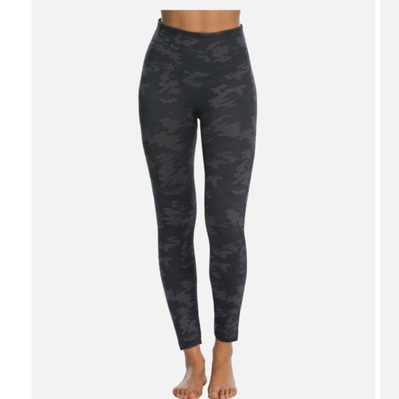 SPANX Pants - NWT Spanx look at me now seamless leggings